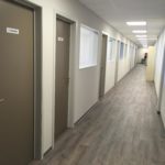 bureau - plafond - verlichting - deuren - ramen
